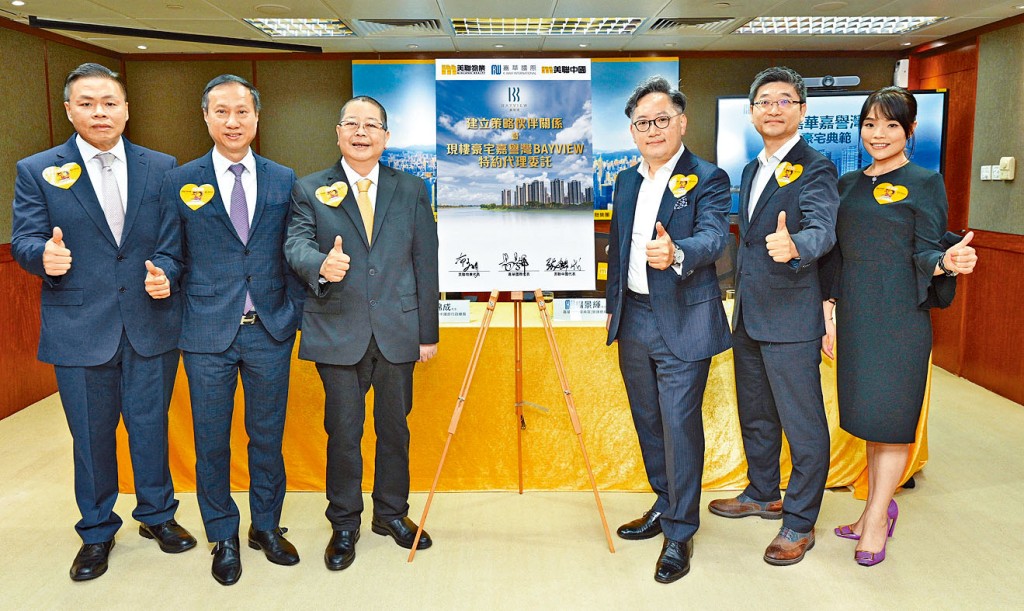 嘉華楊景輝（右三）表示，兩地通關後，港人北上置業和消費需求增加。