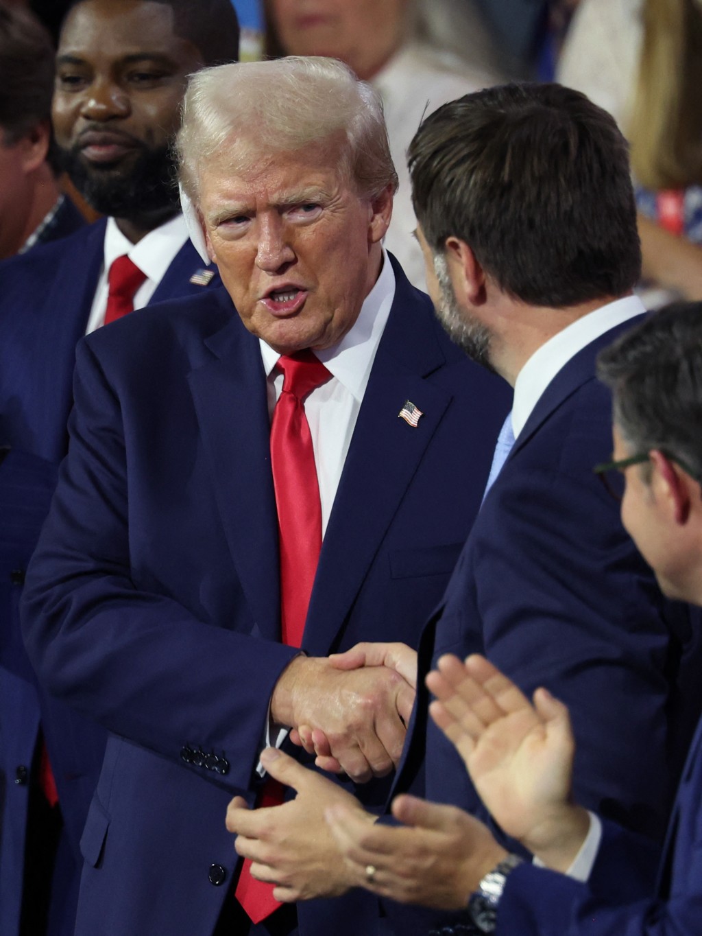 特朗普出席共和黨全國大會首場會議。右耳戴着包紮繃帶。 路透社