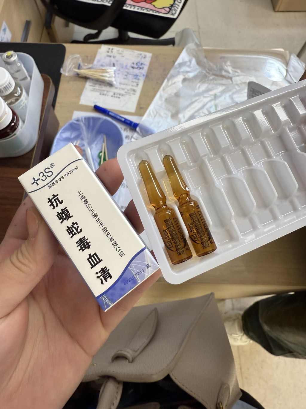 江蘇女子喂微毒的豬鼻蛇被咬，手腫如氣球需要打血清解毒。抖音