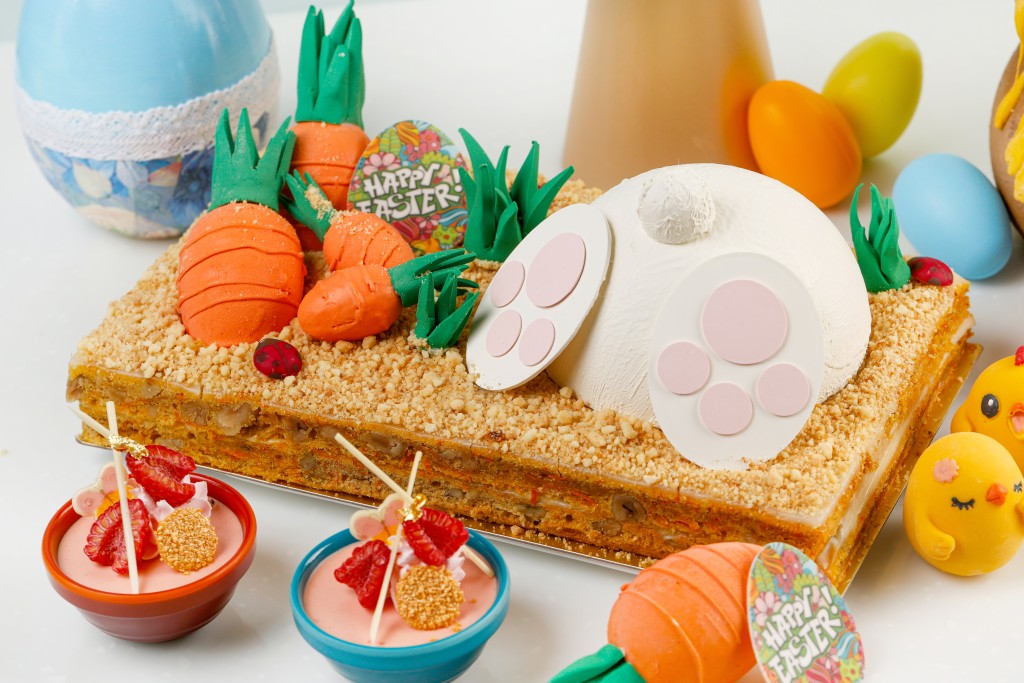 甘笋蛋糕，做法传统的甘笋蛋糕，用上熊仔、甘笋及复活蛋做装饰，充满节日气氛。