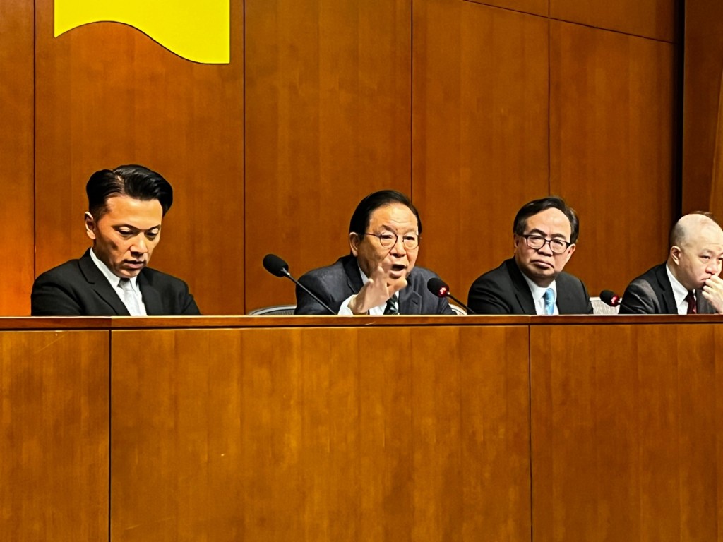 林健锋（左二）更指政府「千祈千祈唔好加税」。黄子龙摄