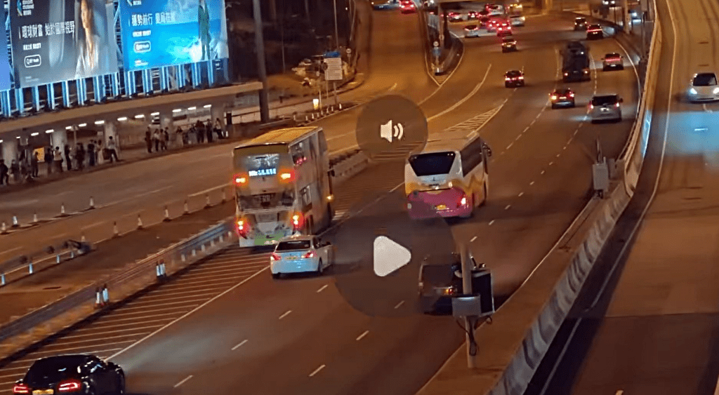 巴士行錯路線，打死火燈沿影子線而行。fb： 車cam L（香港群組）
