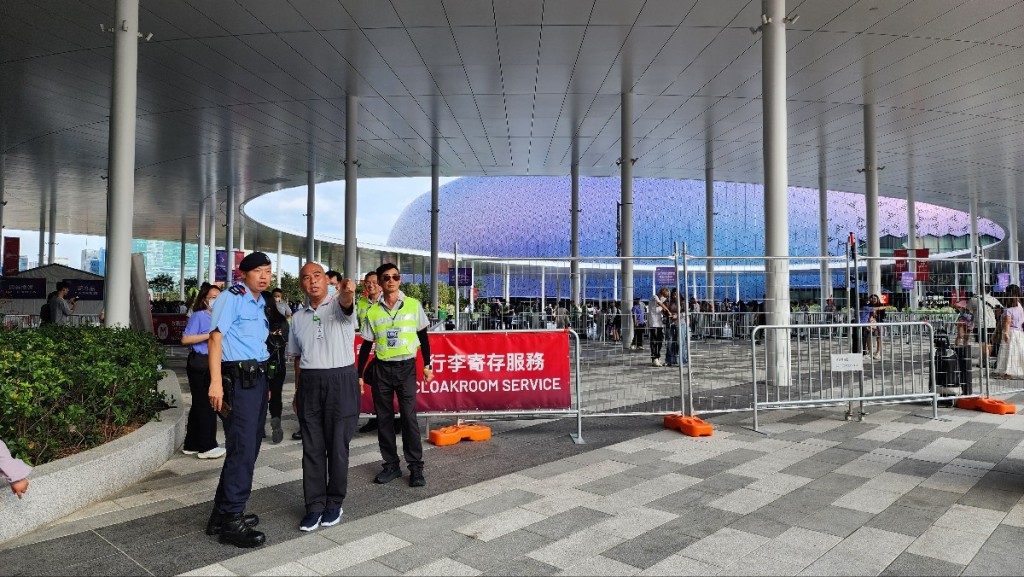 警員在場維持秩序。黃文威攝 警員在場維持秩序。黃文威攝