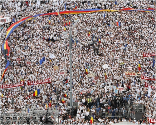 羅馬尼亞有數以千計的民眾上街。AP 