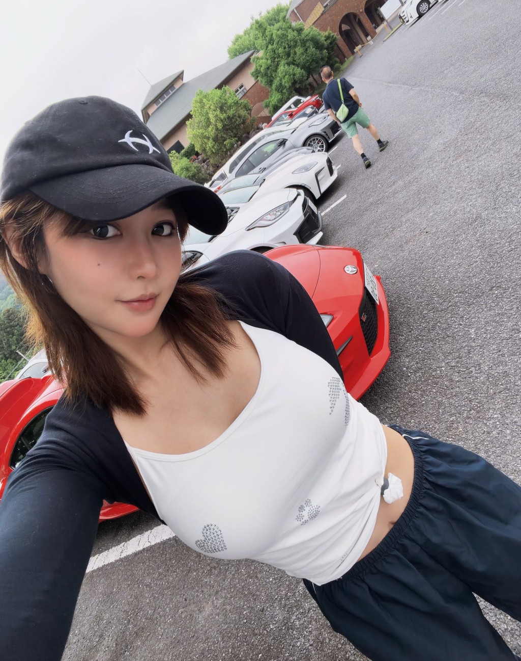 樂宜與名車自拍。 樂宜與名車自拍。