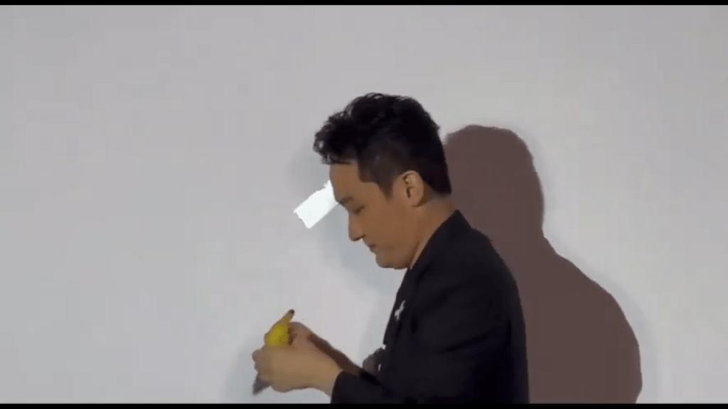 孫宇晨取下香蕉後慢慢剝皮。 微博截圖 孫宇晨取下香蕉後慢慢剝皮。 微博截圖
