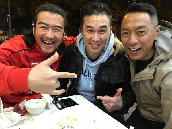 何英偉與圈中人相熟。