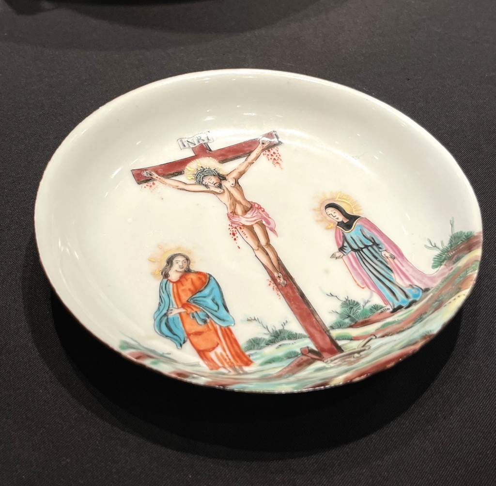 粉彩描金基督受难图瓷碟。清代（约1750年）。（香港中文大学文物馆借展）