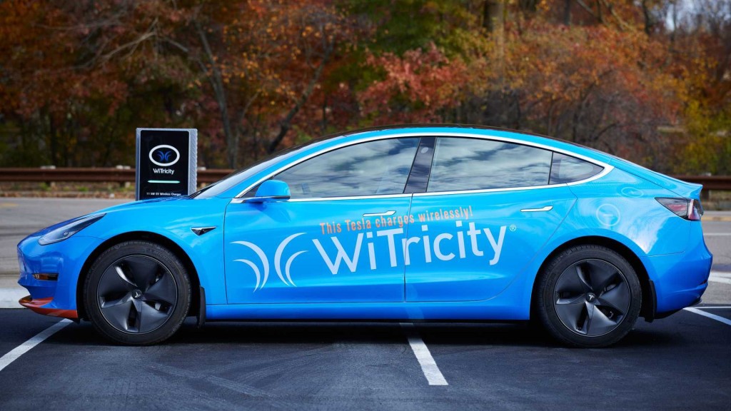去年Wiferion跟美國WiTricity合作,改造出一輛支援無線充電的Model 3。