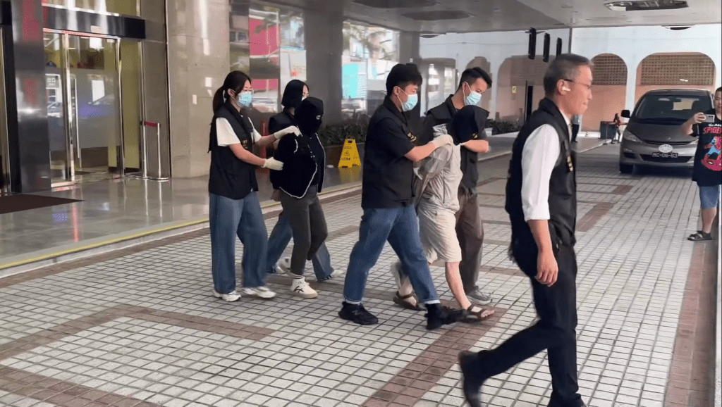 兩名被捕香港男女為情侶關係,分別68及59歲。FB:司警教室 兩名被捕香港男女為情侶關係,分別68及59歲。FB:司警教室