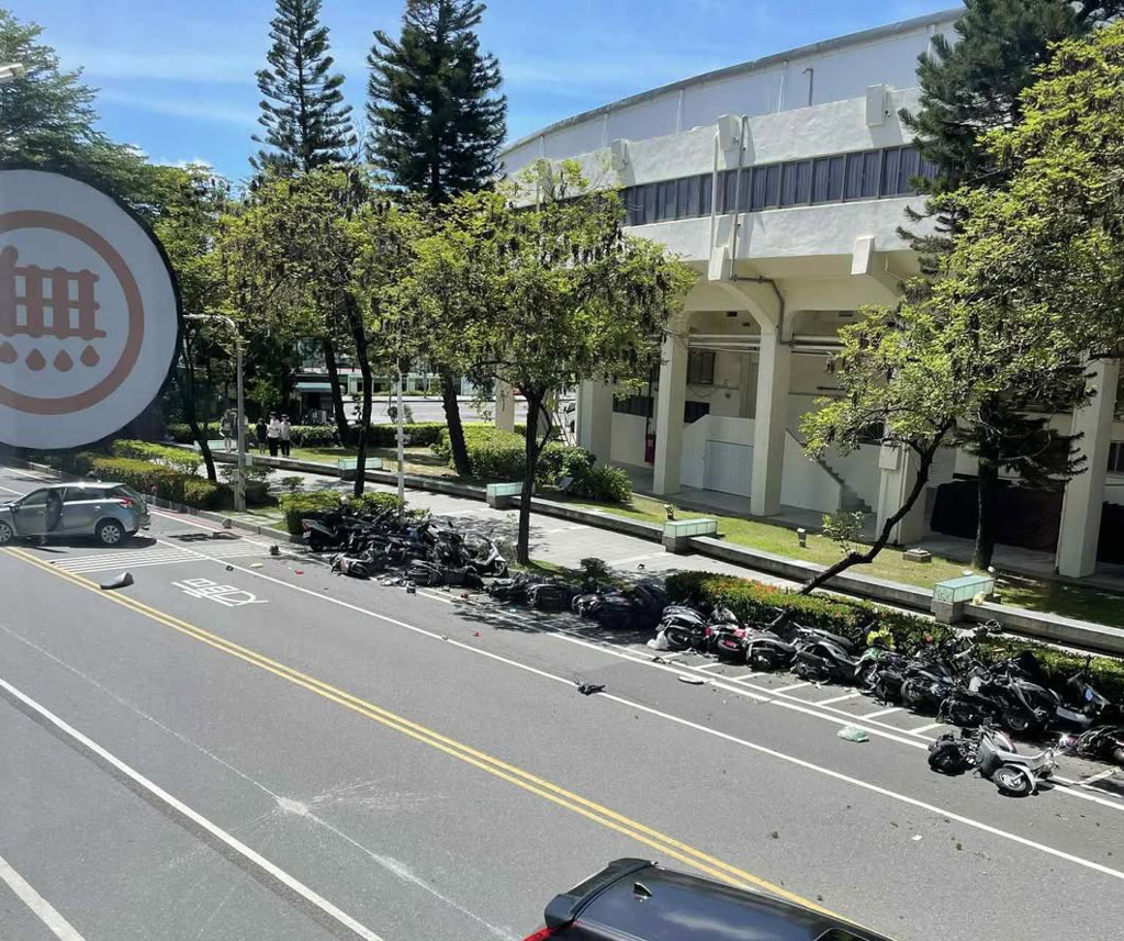 路邊大批電單車被掃倒。記者爆料網 路邊大批電單車被掃倒。記者爆料網