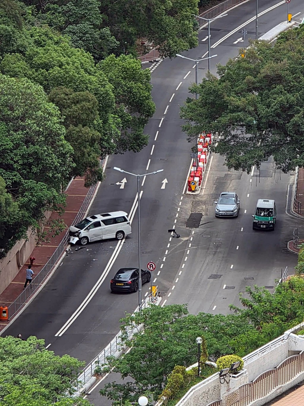 私家車車頭嚴重損毀。fb:香港公共交通智庫 私家車車頭嚴重損毀。fb:香港公共交通智庫
