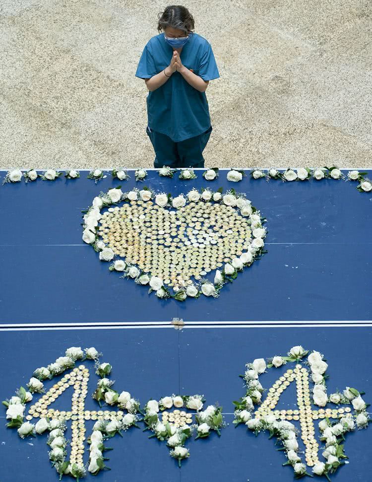 医疗队在隔离点内点起烛光默哀3分钟。网图