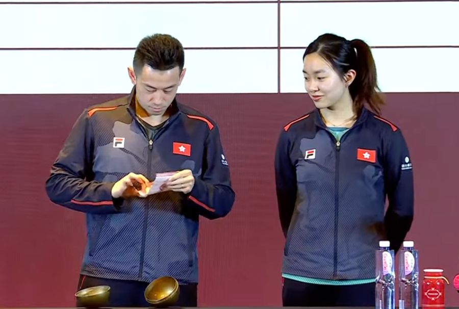 黃鎮廷及吳詠琳代表香港隊出席抽籤儀式。直播截圖 黃鎮廷及吳詠琳代表香港隊出席抽籤儀式。直播截圖