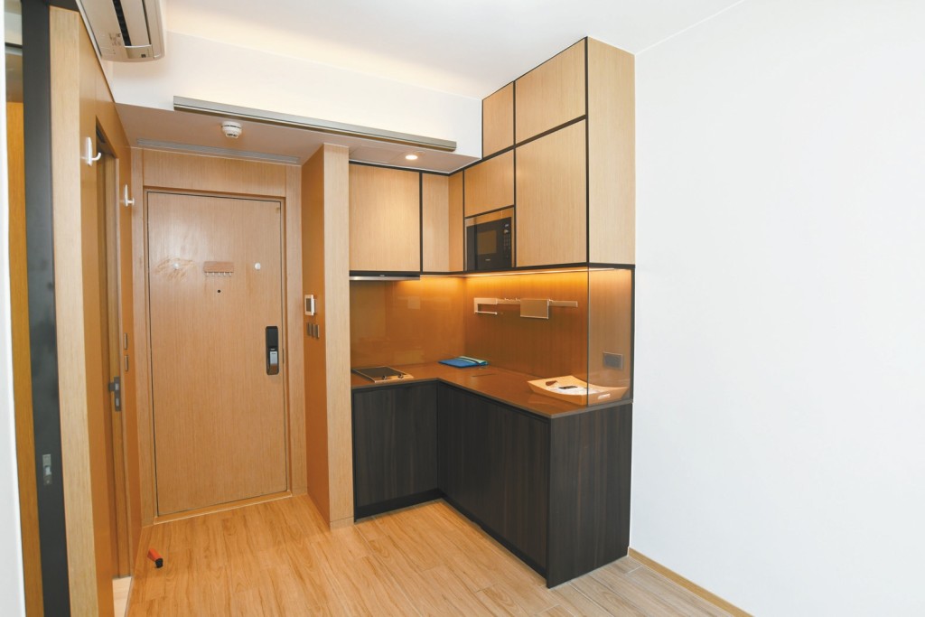 廚房為開放式設計，有微波爐等基本廚電。