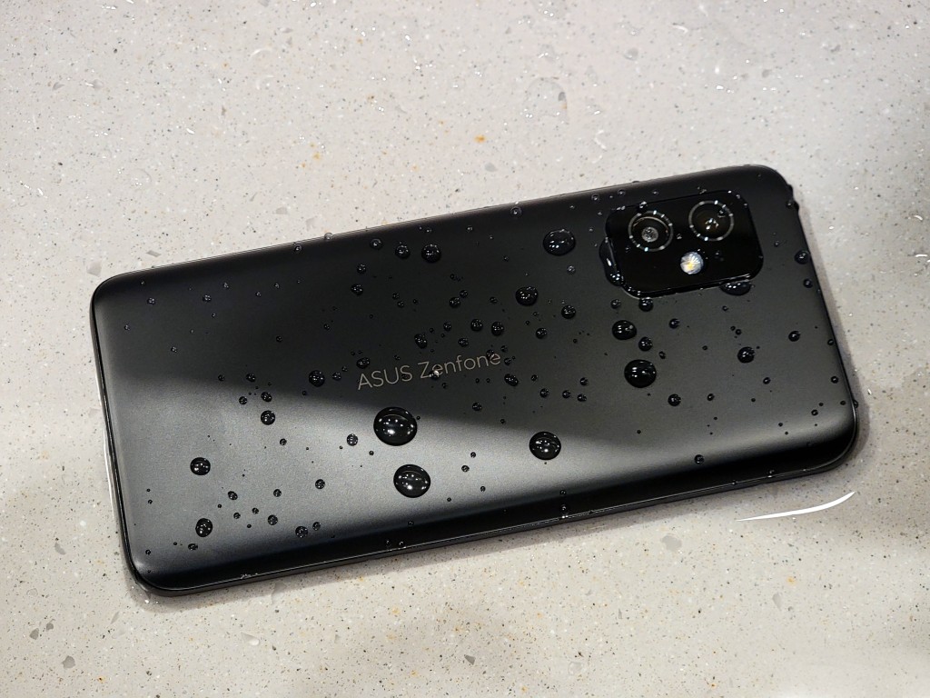 Zenfone 8是同廠首款具備IP68防塵防水規格的手機。