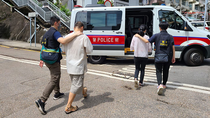 警方拘捕兩名男女,其中44歲男子涉嫌未經註冊作中醫執業。警方提供