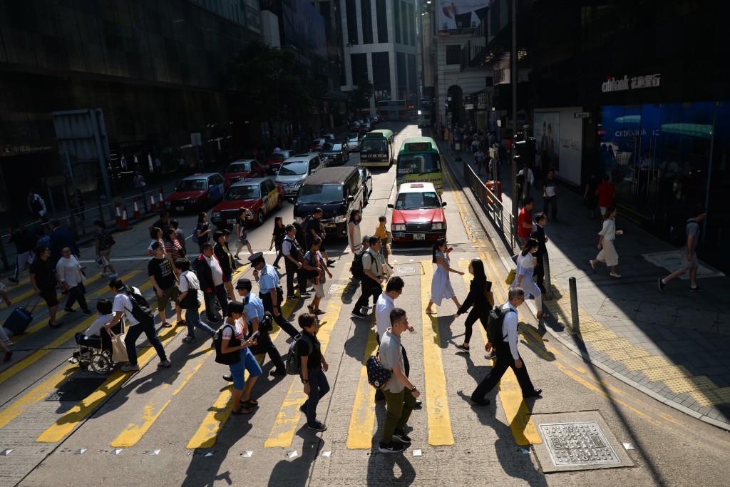 香港生活成本高昂,生兒育女與置業安居往往被視為沉重的經濟枷鎖。(示意圖) 香港生活成本高昂,生兒育女與置業安居往往被視為沉重的經濟枷鎖。(示意圖)