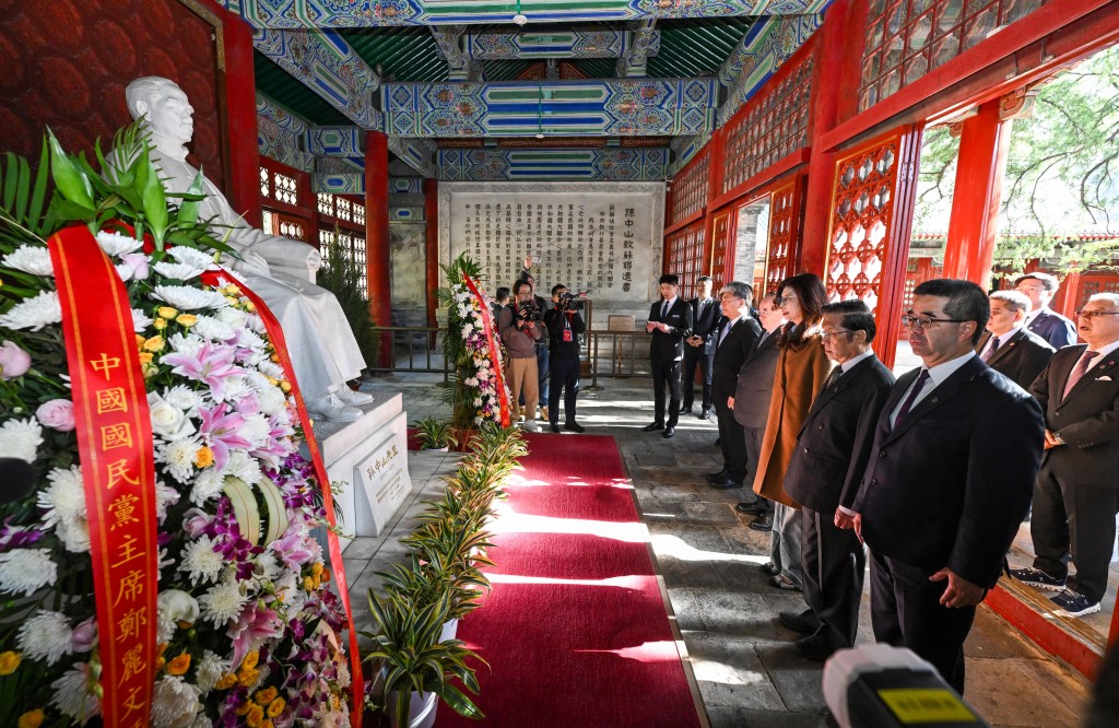 4月11日上午，郑丽文到北京香山碧云寺拜谒孙中山先生衣冠冢。新华社