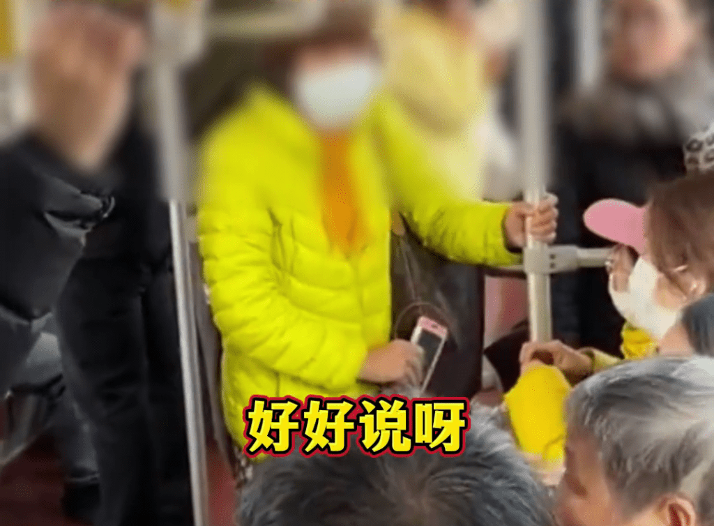 黃衫的大媽連番扯帽逼坐「愛心座」女孩讓座。