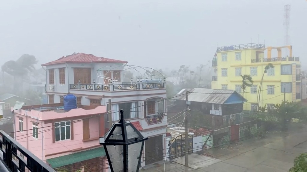 热带气旋摩卡为缅甸实兑市带来狂风暴雨。 路透社