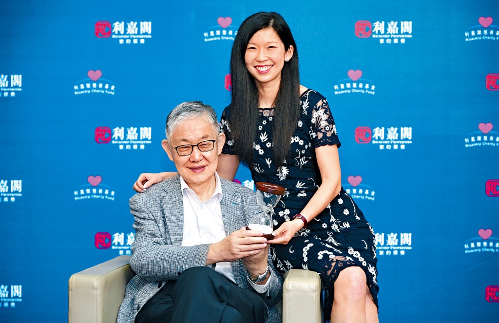 施永青與女兒施慧勤盼市民珍惜與家人相處的時光。