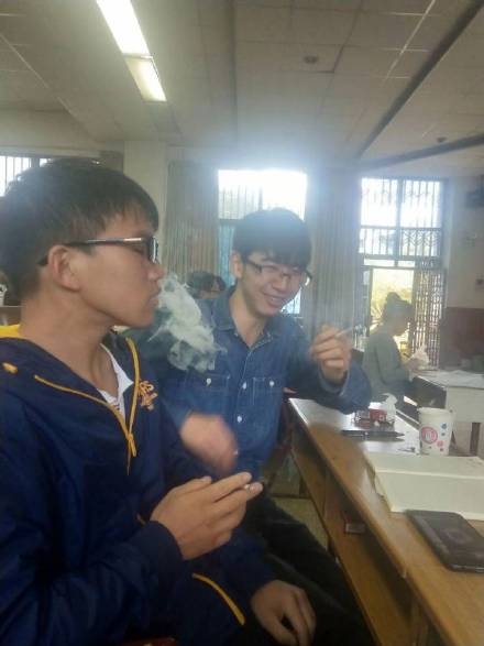 該校學生解釋「品吸課」不是每天都有，也不是必須吸煙，煙草品鑒很正常。(網圖)