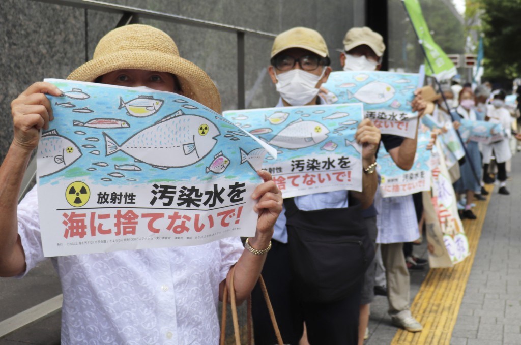 日本民众手持「不要将污染水扔进大海」等标语在东京电力公司总部前集会抗议。新华社