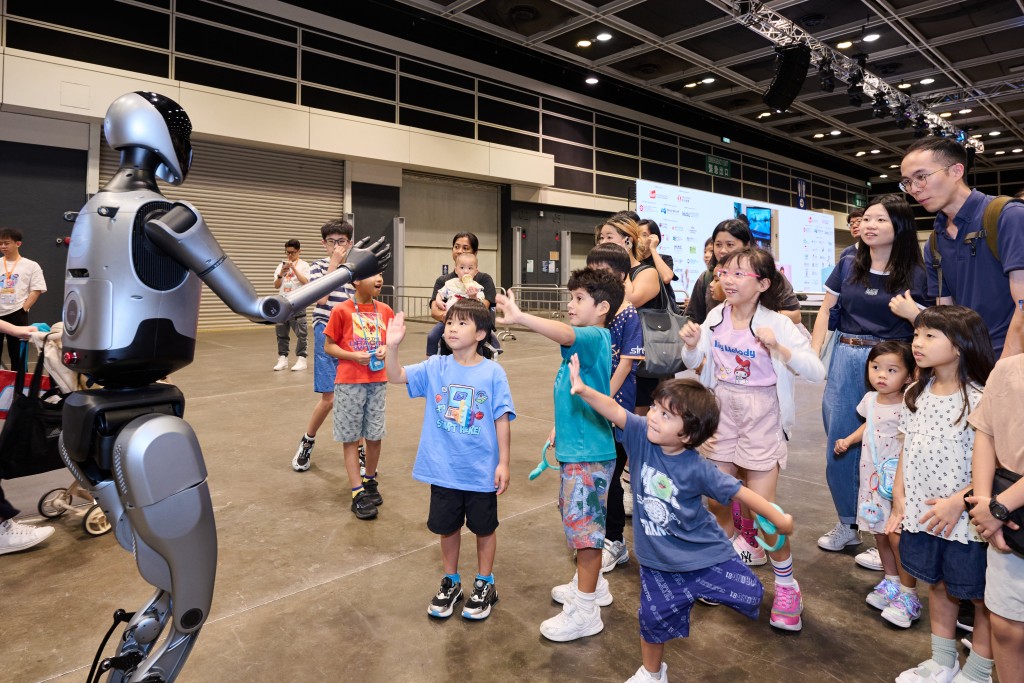 優必選科技（ UBTECH Robotics ）帶來多款先進人形機械人與參觀者互動，吸引大批市民駐足圍觀。