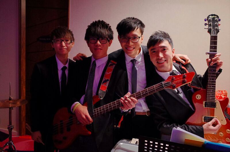 陈镇亨中学时已有夹Band。