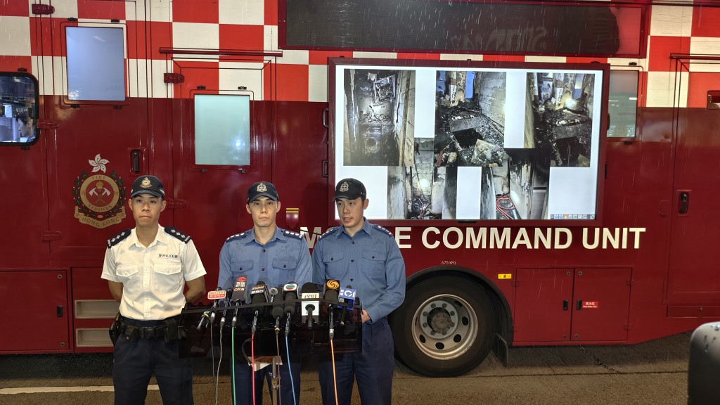 左起:警方北角分區署理助理指揮官(行動)黃柏熙、消防處助理消防區長李亮嶠及署理高級救護主任孫偉忠。 左起:警方北角分區署理助理指揮官(行動)黃柏熙、消防處助理消防區長李亮嶠及署理高級救護主任孫偉忠。