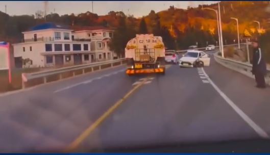 溫州有洗街車灑水時會避開「阿Sir」但無視路人，遭外界批評雙重標準。抖音