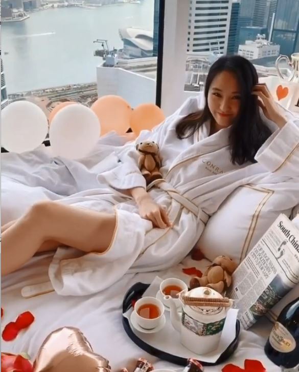 6號女友當然都有影，好彩呢張有髀睇。