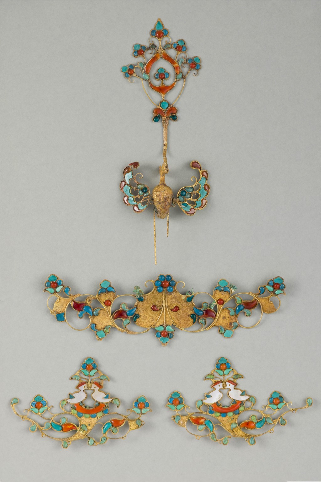 展品「鳳及鴛鴦銜花枝紋冠飾」。香港故宮文化博物館提供圖片