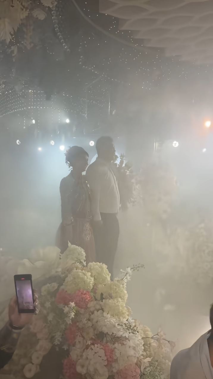 婚宴被浓烟充斥，新人及宾客起初以为是干冰效果。抖音
