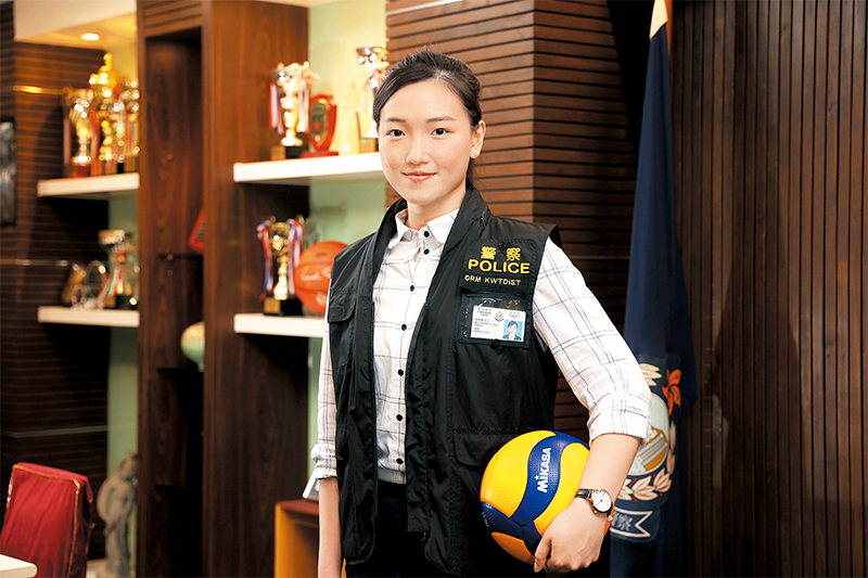 前港队女排代表周彦琳现驻守葵青警区刑事调查队，并认为警务工作与排球运动十分相似。《警声》图片