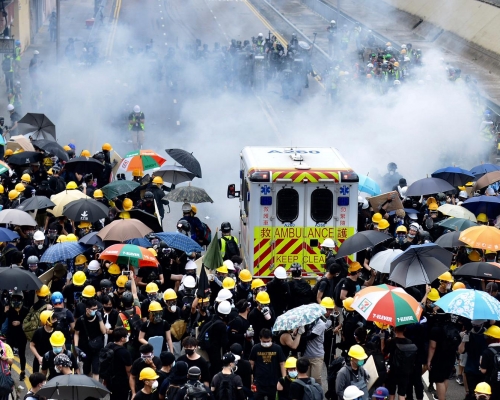 警方在安樂路及泰祥街一帶持續施放催淚煙。