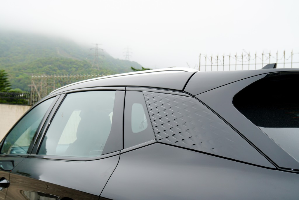 2024款BYD Atto 3衬托由银变黑的D柱饰板与车窗饰条，展现一气呵成跃动型态。