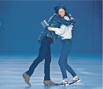 ■GD與Baby擁抱。