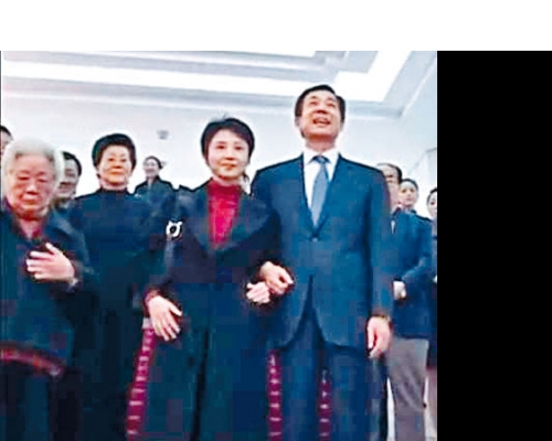 薄熙來夫婦與岳母范承秀（左）。