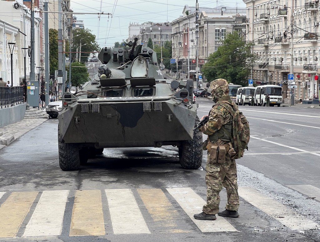 雇佣军团装甲车及坦克在罗斯托夫市的街头。 路透社