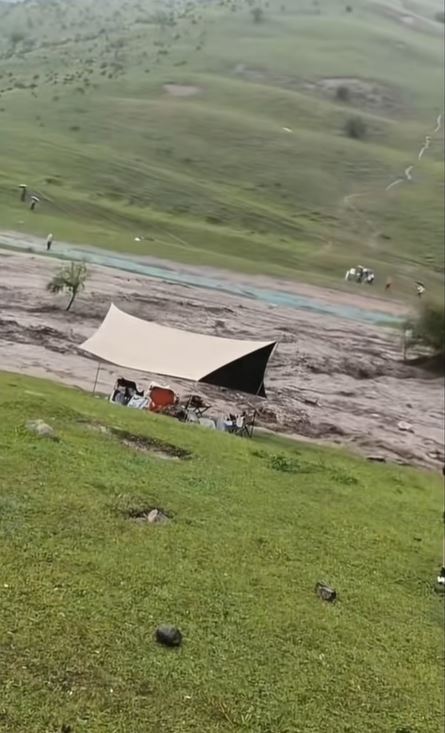 大批在景區露營的遊客走避不及，部份被山洪沖走。