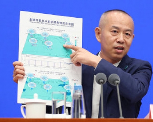 冉承其在發佈會上介紹北斗衛星導航系統提前半年完成全球星座部署,開通全系統服務。(網圖)