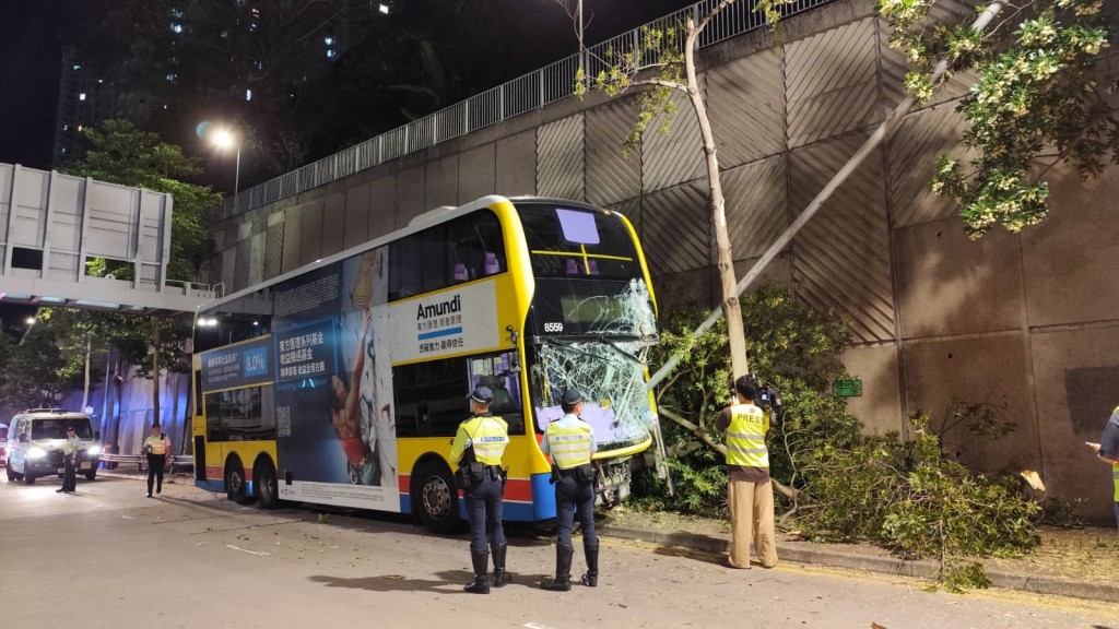 一輛沒有載客的城巴失控撞向石壆，幸沒有人受傷。曾志恆攝