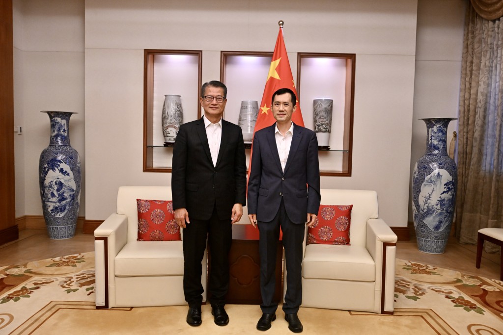 財政司司長陳茂波三月二十九日展開新加坡訪問行程。圖示陳茂波（左）禮節性拜會中華人民共和國駐新加坡大使館公使張徐民（右）。（政府新聞處）
