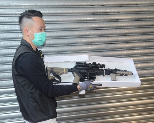 警方检获的AR-15步枪射程五百五十米，极具杀伤力。
