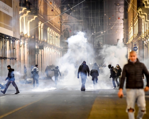 意大利反抗疫示威演变暴力冲突。AP图片