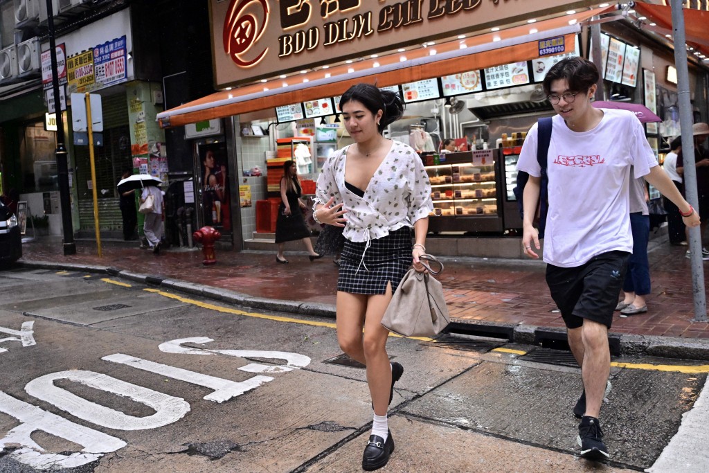 天文台指中秋节（17日）当日天气大致多云，有几阵骤雨，气温介乎26至32°C。资料图片