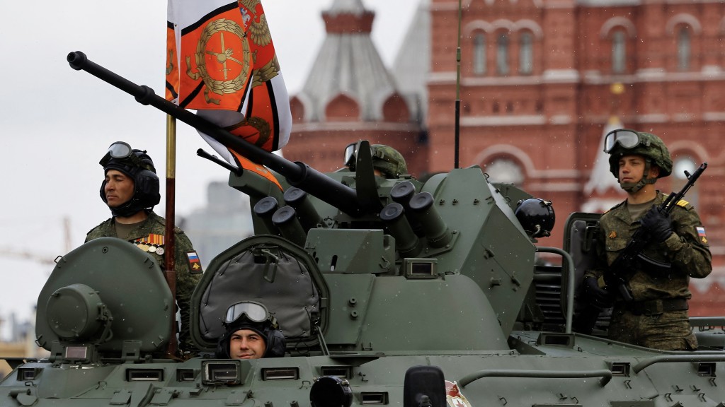 在俄罗斯莫斯科红场，士兵乘坐装甲运兵车参加阅兵式。 路透社