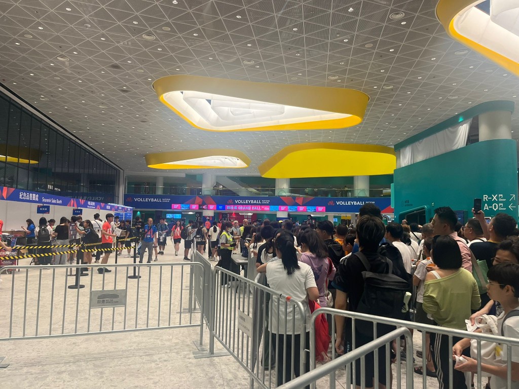 不少市民提早一小時到場。陳綵瑤攝 不少市民提早一小時到場。陳綵瑤攝